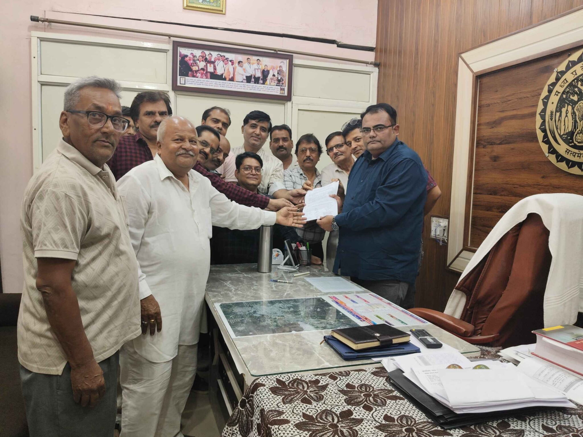 सागर मोती परिसर की बदहाल सड़क से रहवासी परेशान, सुधार की मांग लेकर नगरपालिका पहुंचे कॉलोनीवासी