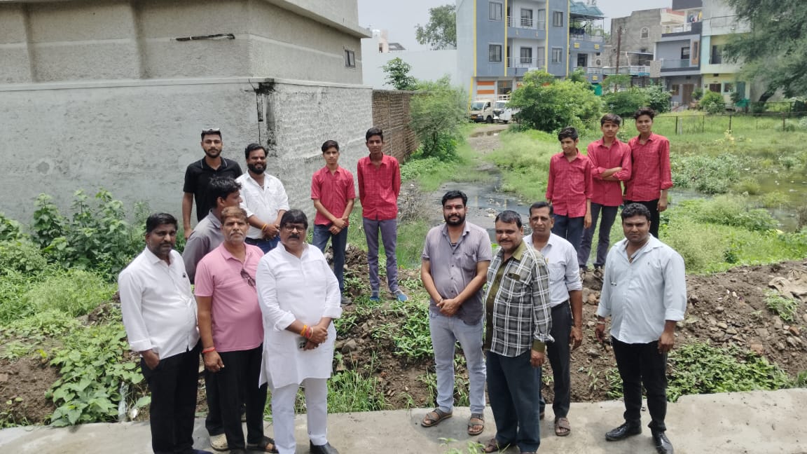 बिना योजना के नाली निर्माण से बिगड़ी व्यवस्था, कॉलोनियों का आम रास्ता बंद, गंदे पानी में घिरे रहवासी